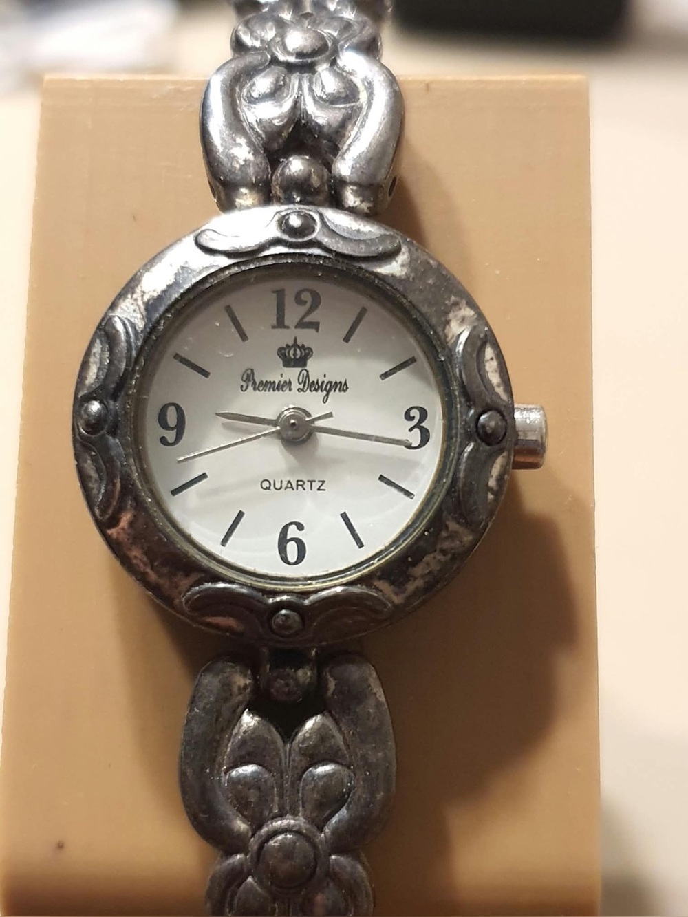 🦋10/$20🦋 Premier Designs Silver/White Leather Women's Watch